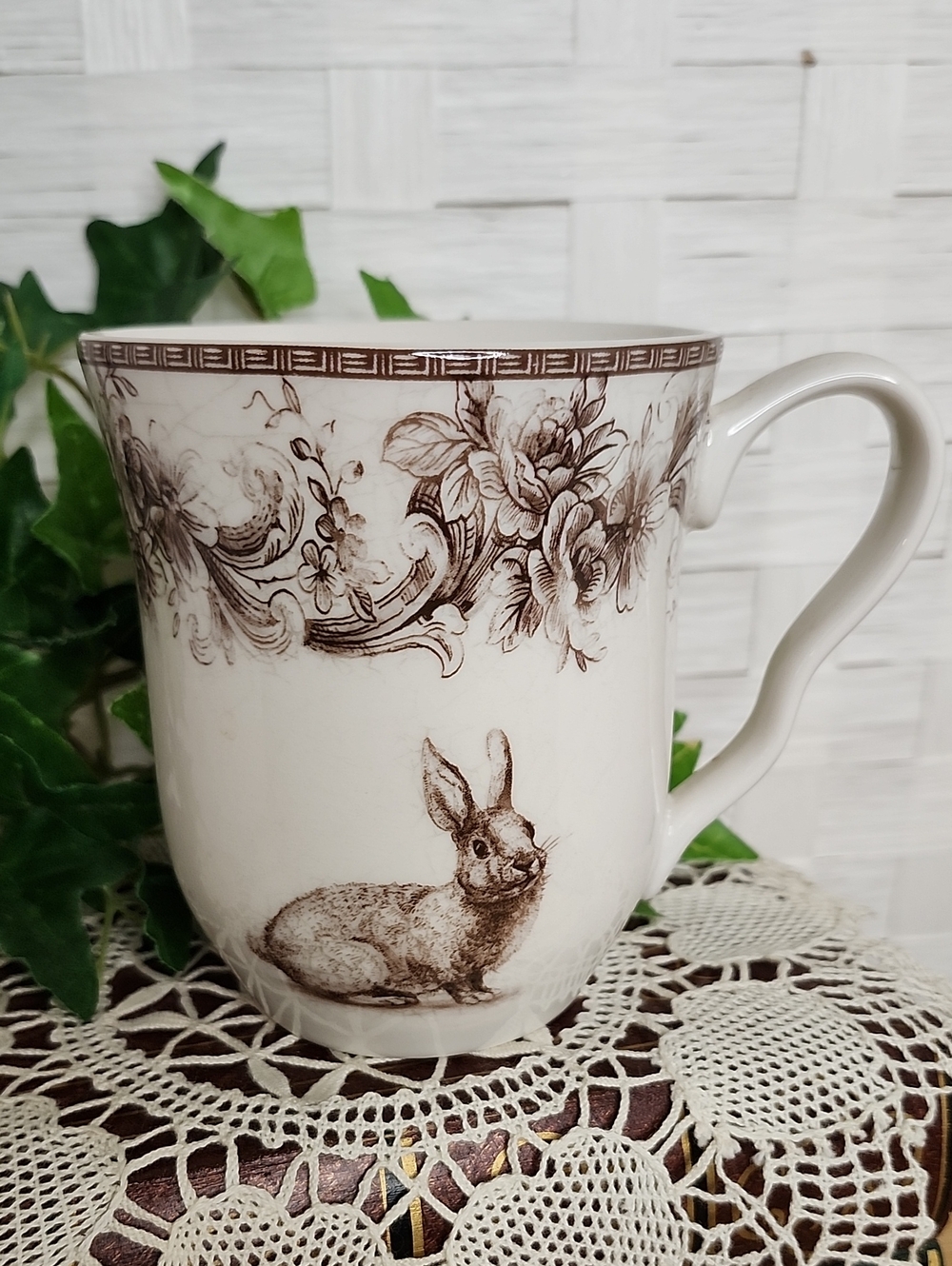 👉*VTG* 222 FIFTH ARABELLA PORCELAIN RABBIT MUG ~SEPIA-TONED BUNNY ON CREAM
